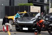 影/愚人節悲劇！高雄重機撞上2200萬法拉利　騎士癱坐崩潰