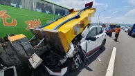 影/緩撞車君又犧牲了！台74線轎車疑未注意前方　吼…車頭整個「頂」進去