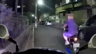 影/傻眼！警目擊邊騎車邊喝酒直呼「太扯了」　男子拒測遭開單扣車