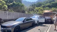 快訊/賠慘！北市信義快4豪車慘遭水泥車追撞　駕駛稱「因眩光煞車不及」