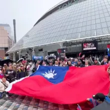 影/超大國旗應援！東京巨蛋秒變中華隊主場　台灣球迷狂喊「TEAM TAIWAN」