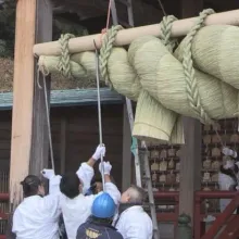 迎接新年！日神社更換逾2百公斤巨型注連繩　出動15名壯漢完成