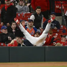MLB/接飛球一屁股坐在小女孩臉上　「納豆」送球說歹勢