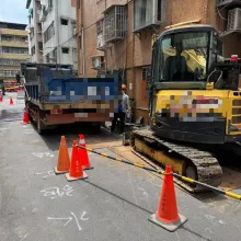 新店瓦斯管線被挖破「濃度破表」　消防急架設水線警戒