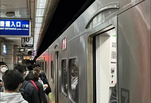 台鐵誤點！電車線故障搶修　 汐止至七堵站列車延誤