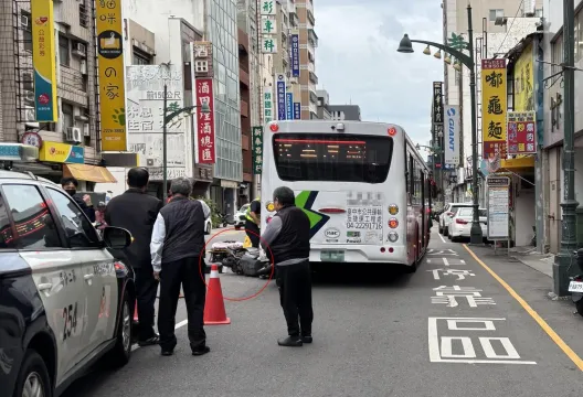 影/駭人瞬間！台中台灣大道爆「機車、公車連環撞」　3駕駛傷勢曝光