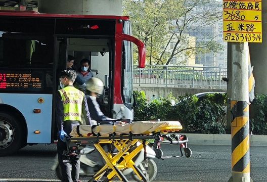 撞擊瞬間曝光！台中小客車遭客運猛撞門壓扁　5傷急送醫