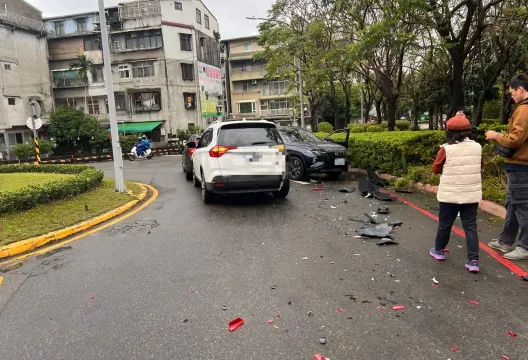 影/新店6車追撞！現場大擺「蜈蚣陣」　肇事駕駛輕傷送醫