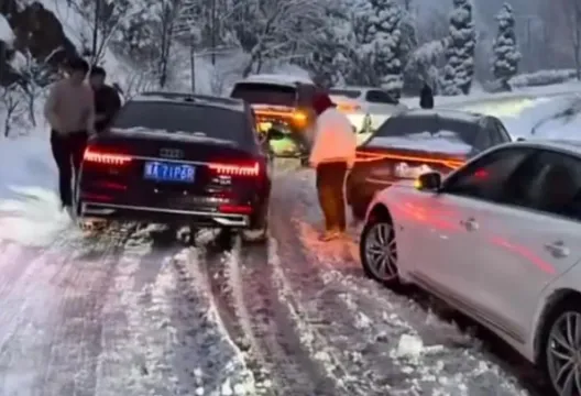 春運急凍！河南暴雪開車返鄉困12小時　車主怨：防滑鍊也難走