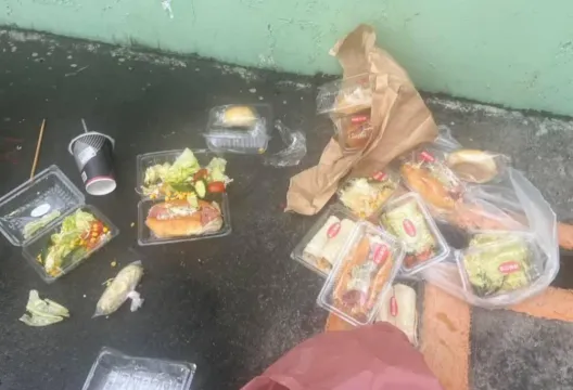 蹧蹋愛心！香燈腳爆「結緣品撒滿地」、便當沒吃直接丟