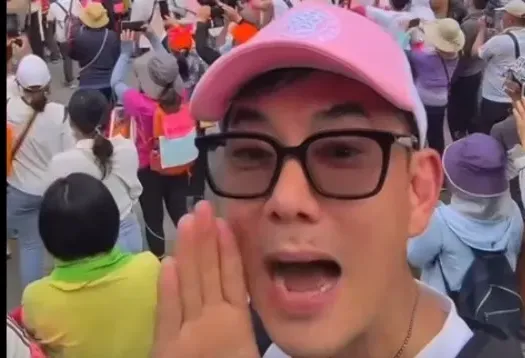 天王變身香燈腳！任賢齊接駕「粉紅超跑」　拋下攝影團隊衝現場