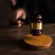 偷火鍋店門口一個紙箱！資源回收婦遭起訴　法官判免刑