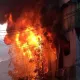 恐怖火球畫面曝！太平鐵皮工廠清晨惡火　塑膠狂燒夾爆炸聲