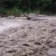 影/溪水暴漲！嘉義親水公園釣客受困　孤坐巨石遭滾滾泥水包圍