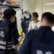 快訊/捷運府中站男車廂內磨「30公分銼刀」！ 5警衝月台壓制畫面曝