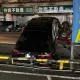 快訊/宜蘭超市停車場嚴重車禍！黑車撞翻小紅還壓上去　傷亡人數曝
