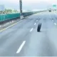 影/國道3號「2顆輪胎驚悚亂入快車道」！10秒脫逃片曝　用路人目擊傻眼