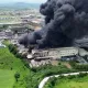 影/另角度恐怖空拍！台南工廠爆炸屋頂炸飛　農地拔起黑煙惡龍