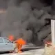 雲林兩車驚悚對撞「燒成火球」！濃密黑煙直竄天際　駕駛急跳車幸逃過一劫