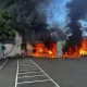 竹東「科技公司後方鐵皮倉庫」火警！隔壁還是汽修廠存放易燃物　惡火畫面曝