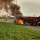 影/台84線麻豆交流道火燒車！砂石車油箱爆炸黑煙狂竄　駕駛及時逃生