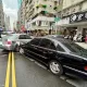 快訊/高雄賓士車暴衝24車受損　現場如「保齡球瓶全倒」肇事駕駛送醫