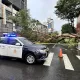 影/雨彈狂轟高雄！路樹連根拔起「壓住1車4人」　驚悚影片曝