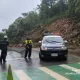 豪雨重創！基隆新豐街土石崩落「大規模走山」　汽機車慘遭掩埋緊急封路