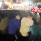 影/神明最大！屏東東港迎王祭王船遶境小插曲　違停擋路車遭信眾「直接抬走」