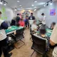 影/新莊棋牌社掛羊頭賣狗肉　經營職業麻將賭場警突襲逮17人