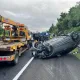 疑變換車道不慎！國3聯結車「失控撞翻小客車」　現場3人受傷送醫