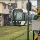 影/高雄輕軌旁民宅火災！烈火黑煙狂竄　列車「倒退嚕」C17、C18站改公車接駁