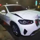 影/玩命關頭續集？台南BMW女駕轉彎失控衝店家　轎車、鐵捲門慘凹陷