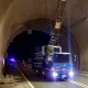 快訊/天降橫禍現場！隧道「整排燈軌」掉落　清潔車遭砸中