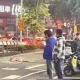 跟男友吵架！20歲熱褲妹竟「橫躺馬路」耍賴　被帶回警局