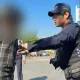 影/不滿交管！台南路怒翁持「鐮刀」折返　女警遭劃傷