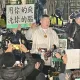 影/館長來了！抵北檢喊「沒挺錯人！放人！」　警再度舉牌警告