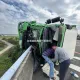 國道8號嚴重車禍！大車翻覆車頭插護欄險墜橋