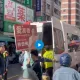 賓士小巴霸佔馬路　林岱樺道歉了：支持者違停將舉發繳罰款