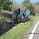 影/恆春貨車「自撞山壁」卡山溝　駕駛重傷送醫