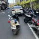 影/淡水賓士車撞倒路邊10機車　駕駛身體不適打噴嚏釀禍