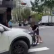 影/北投驚見「輪椅嬤對決轎車」！　網虧「油門催下去輸一半」