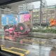 新北曳引車轉彎壓路機翻落　油漬噴灑幸無人傷