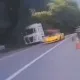 埔霧公路山道猴群出沒！超跑跨雙黃線、逆向穿梭大貨車陣中