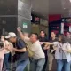 影/罷團毆打老人！納粹化暴力新店上演　網：台灣變流氓國家