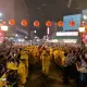 結緣變劫緣！白沙屯媽進香亂象　女信徒祈福品遭撈袋嚇壞