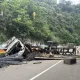 新竹卡車高處墜落「整台解體」　雙向封閉無人傷亡