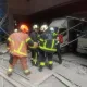 中和知名內衣公司鷹架倒塌　2工人從3樓高墜樓送醫