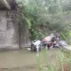 台南預拌車轉彎墜10米橋 　駕駛骨折受困河床送醫