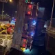 國1新營段「聯結車翻覆」！齒輪油桶滾落驚悚「封路」